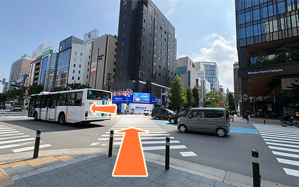 博多駅（筑紫口）交差点をアパマンショップ様の方へ渡り、左方向へ進みます