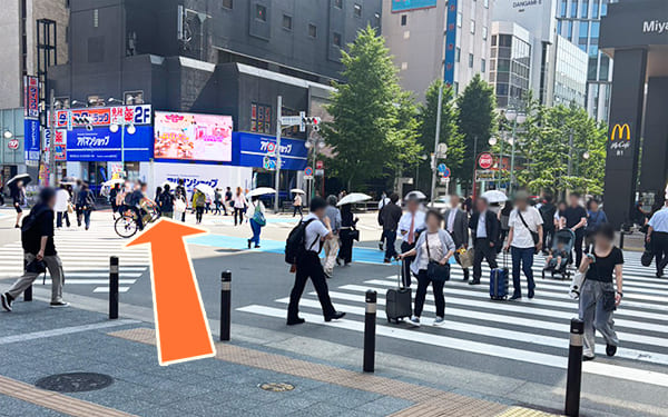 左手にアパマンショップ様がありますので、スクランブル交差点を渡り、アパマンショップ様左手側へ向かいます