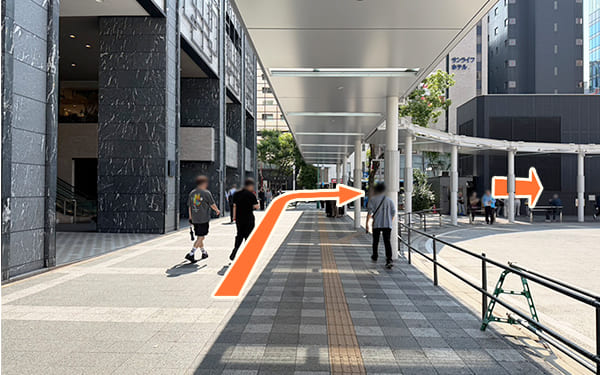 博多駅（筑紫口）交差点へ向かいます