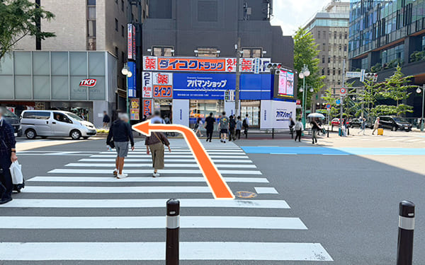 交差点をアパマンショップ様の方向へ進み、左へ曲がります