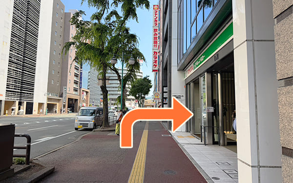 博多駅（筑紫口）交差点から80mほど直進するとトヨタレンタリース博多駅前ビルが見えます