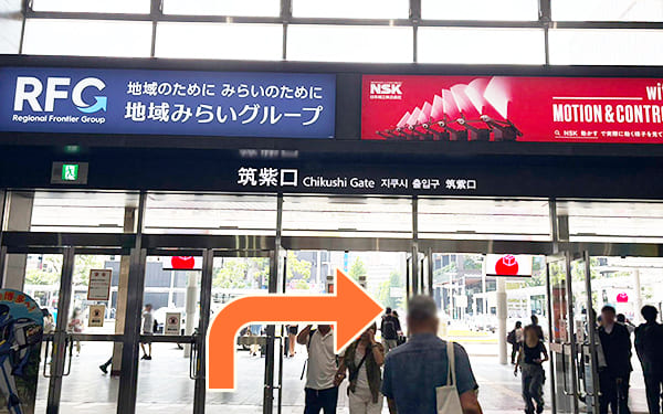 筑紫口から右方向へ出ます