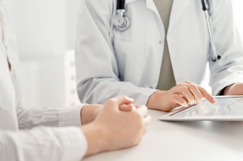 カウンセリングを受ける女性患者とカウンセリングをしている医師